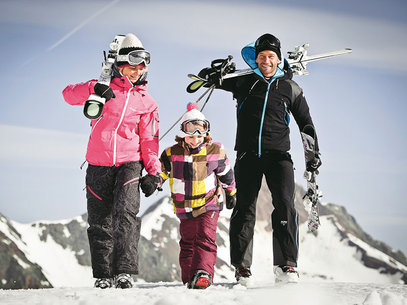 [Translate to en:] Familie beim Skifahren