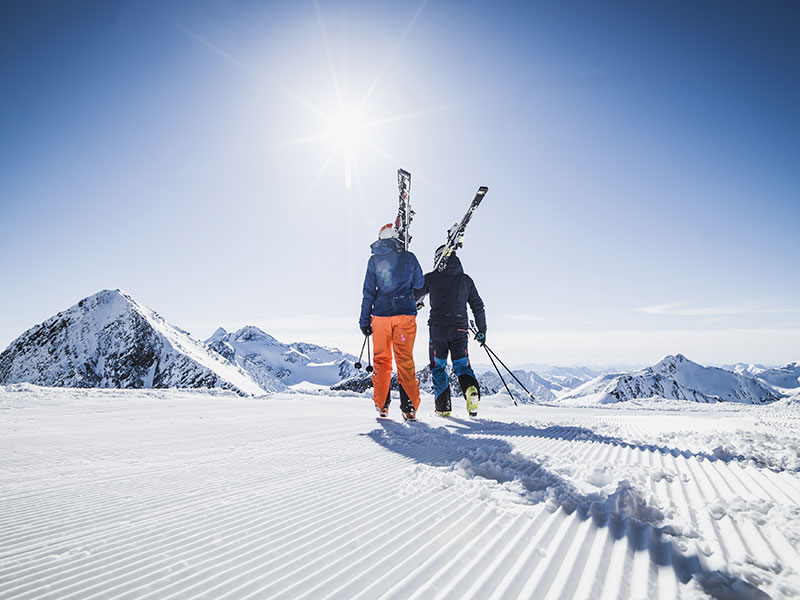 Paar beim Skifahren